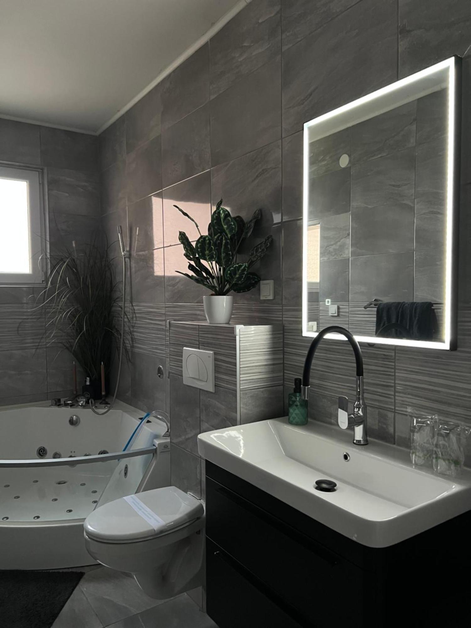 Luxrooms - Hotel Type With Private Jacuzzi Bjelovar Dış mekan fotoğraf